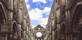L'interno dell'abbazia di San Galgano.