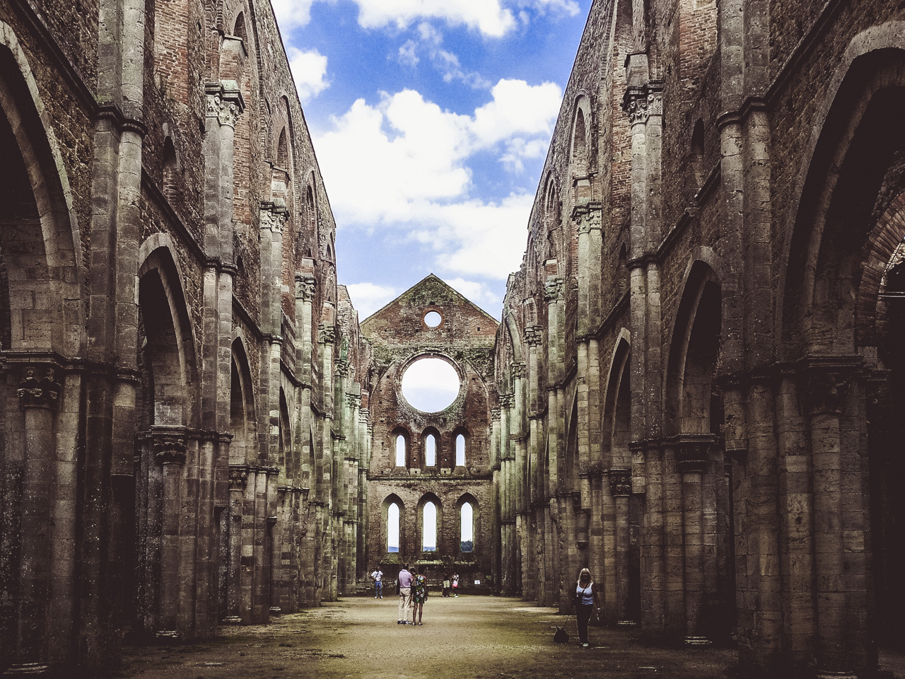 L'interno dell'abbazia di San Galgano.