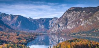 Il lago di Bohinj in autunno