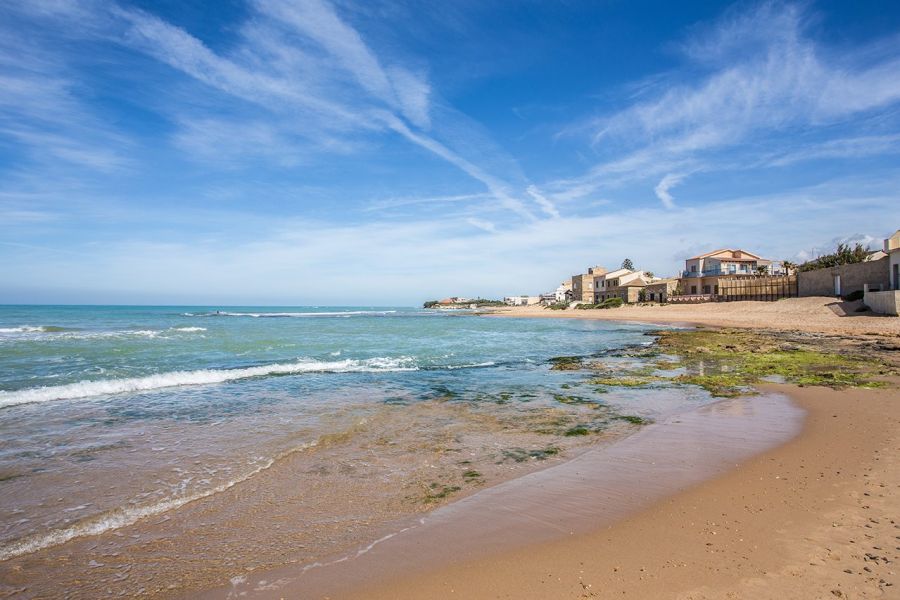 Spiaggia davanti alla casa di Montalbano