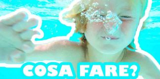 bimbo beve acqua al mare