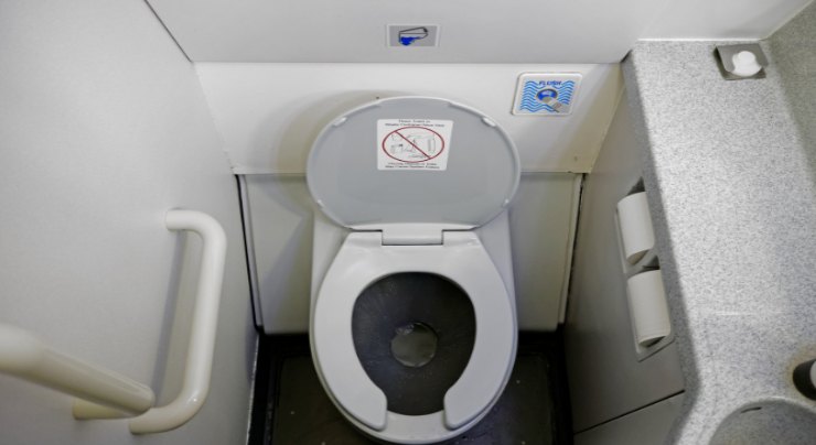 Evitare la carta igienica in aereo