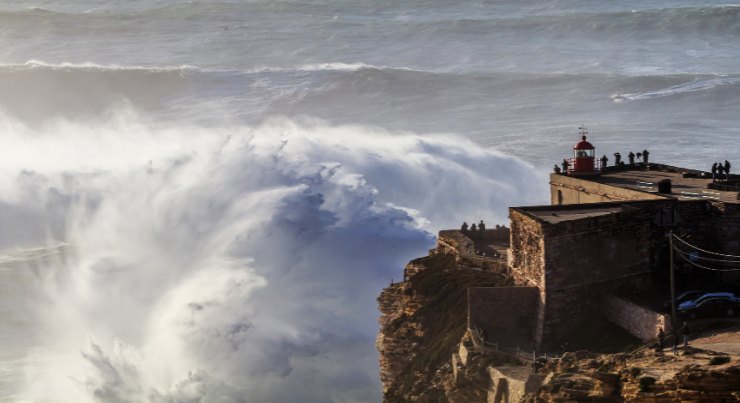 Le onde più alte a Nazaré in Portogallo 
