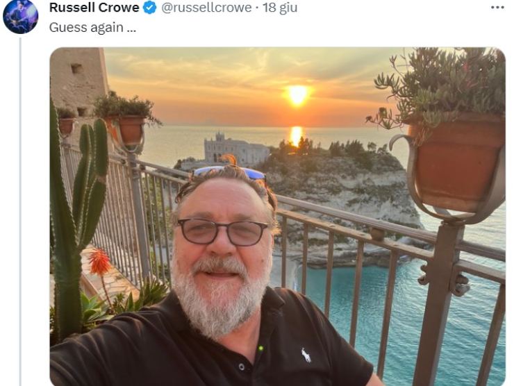 Il selfie di Russell Crowe a Tropea