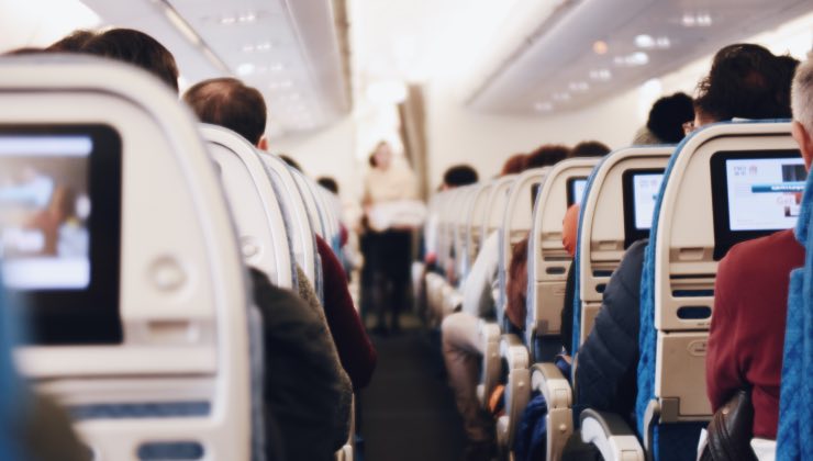 Viaggio in aereo con un neonato? Le regole che devi conoscere