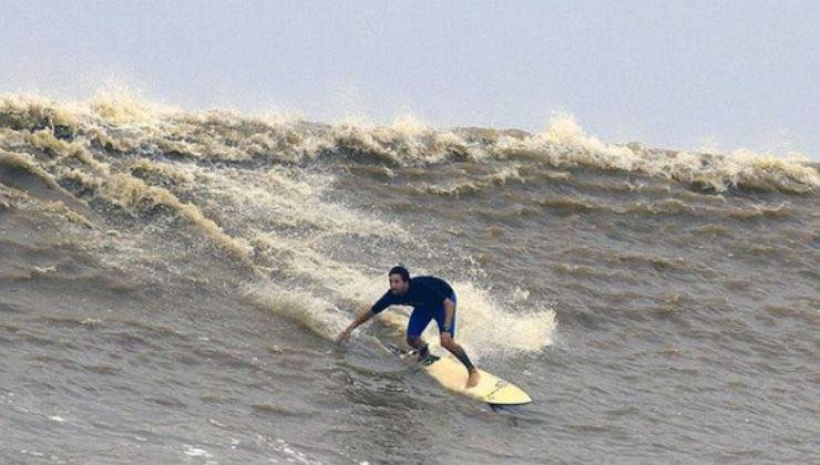 surfare l'incredibile onda del fiume