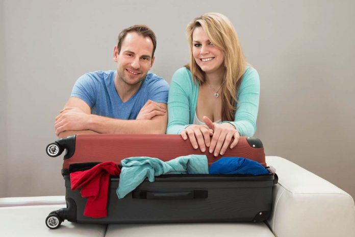viaggio coppia valigia